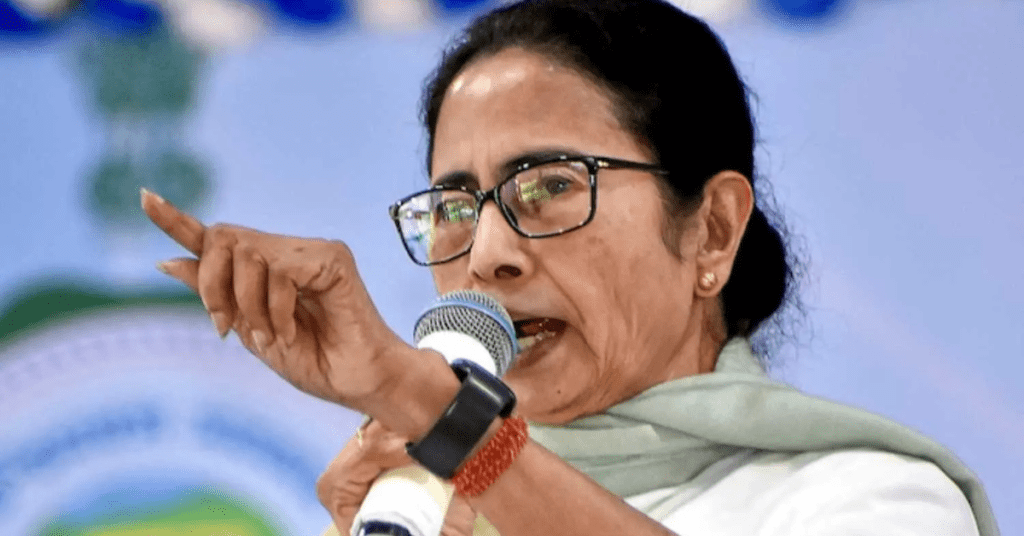 Mamata Banerjee बंगाल चुनाव रैली के दौरान भाषण देते हुए