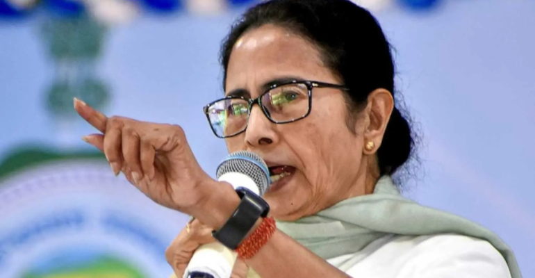 Mamata Banerjee बंगाल चुनाव रैली के दौरान भाषण देते हुए