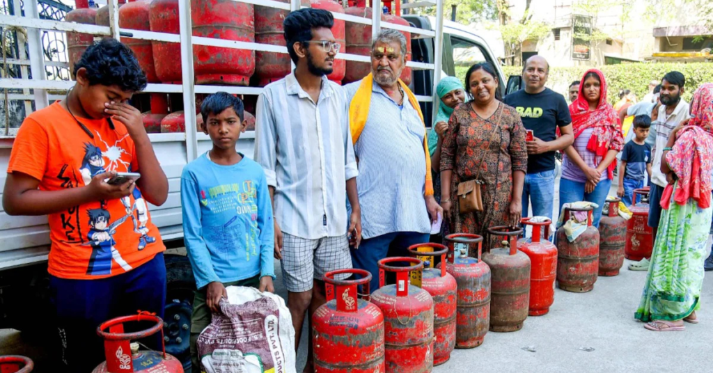 LPG सिलेंडर डिलीवरी