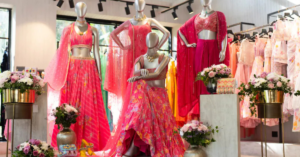 Fashion Boutique में महिलाओं के डिजाइनर कपड़ों का कलेक्शन